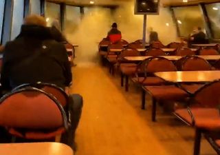 Unbelievable! Huge wave smashes the cabin of a ferry in Hamburg