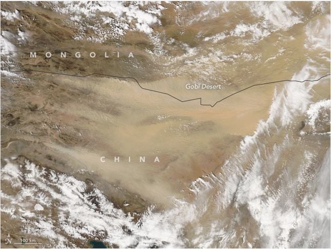 Una Gran Tormenta De Polvo Y Arena Barre El Norte De China