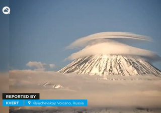 ¡Una impresionante nube lenticular fue capturada sobre el volcán Klyuchevskoy, Rusia!