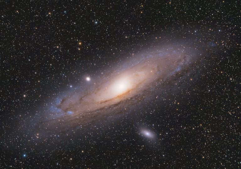 Una investigación del IAC revela estructuras ocultas en una de las galaxias espirales más grandes del universo