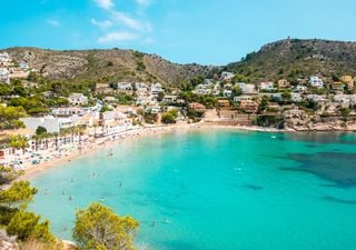 Un joyau caché de la Costa Blanca : où trouver ce petit village aux criques d'eau turquoise et au charme méditerranéen ?