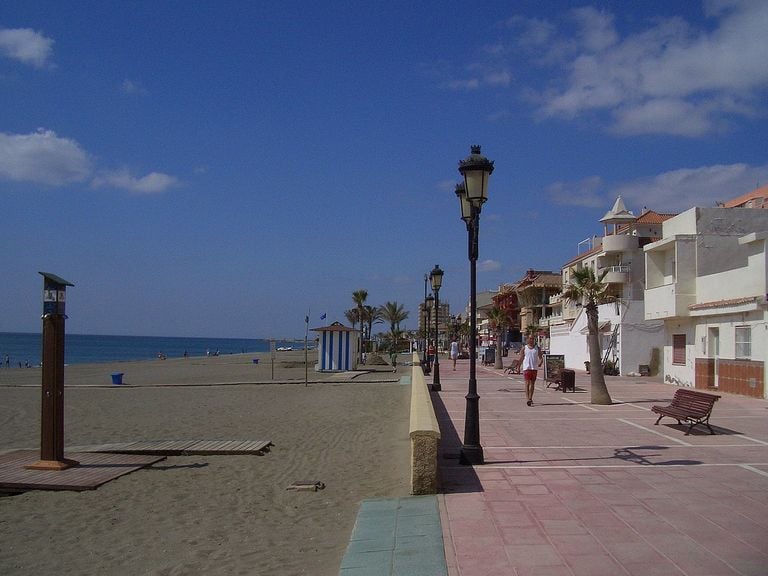 Connaissez-vous ce village secret de la Costa del Sol, entre plages désertes et délices culinaires ?