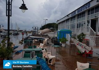 Una manga marina barre el puerto de Burriana