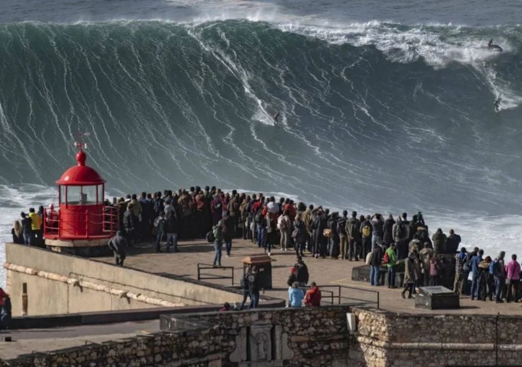 Gran ola en Nazaré, Portugal, donde se estableció el récord de la ola más grande jamás surfeada en 2017. Gran ola en Nazaré, Portugal, donde se estableció el récord de la ola más grande jamás surfeada en 2017.