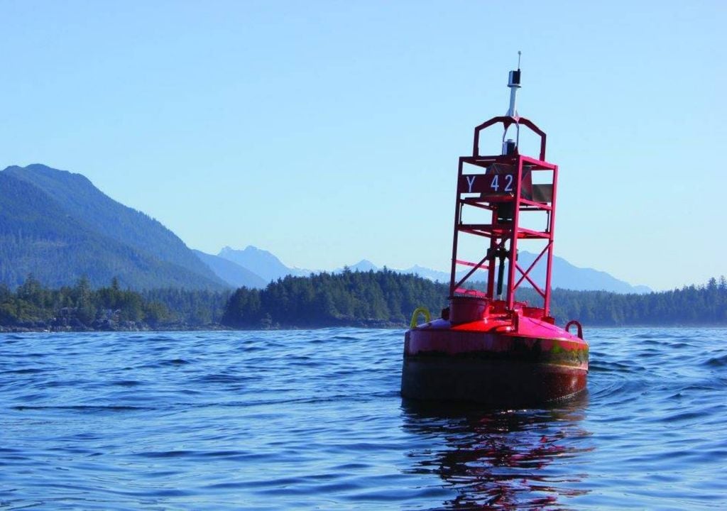 La boya que capturó la ola de Ucluelet forma parte de un sistema de monitoreo desplegado por MarineLabs para estudiar mejor las amenazas marítimas. La boya que capturó la ola de Ucluelet forma parte de un sistema de monitoreo desplegado por MarineLabs para estudiar mejor las amenazas marítimas.