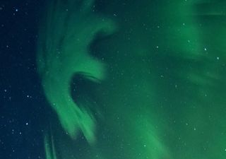 Una muy poco frecuente antiaurora o aurora negra dibujó la letra E sobre el cielo de Alaska