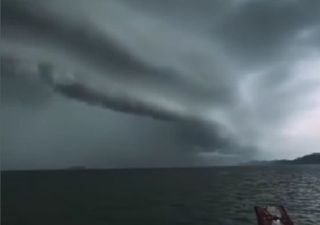 ¡Una nube de estantería fue vista en Hai Ha, Vietnam! Lugareños quedaron sorprendidos por este impresionante fenómeno
