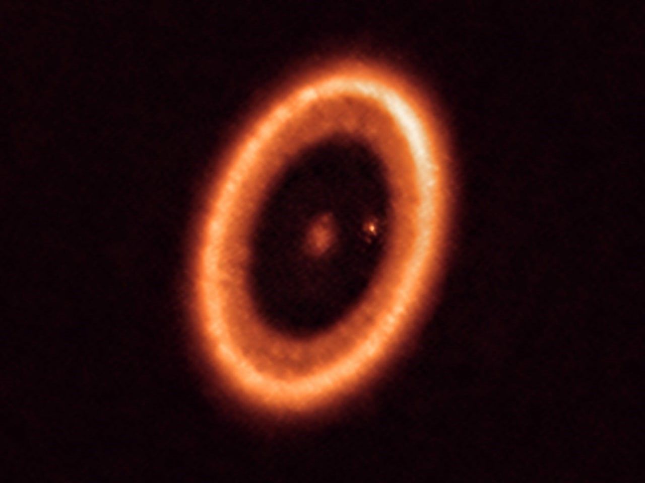 Fotografía del disco circumplanetario alrededor del exoplaneta PDS 70c, donde se está formando más planetas. Crédito: ALMA