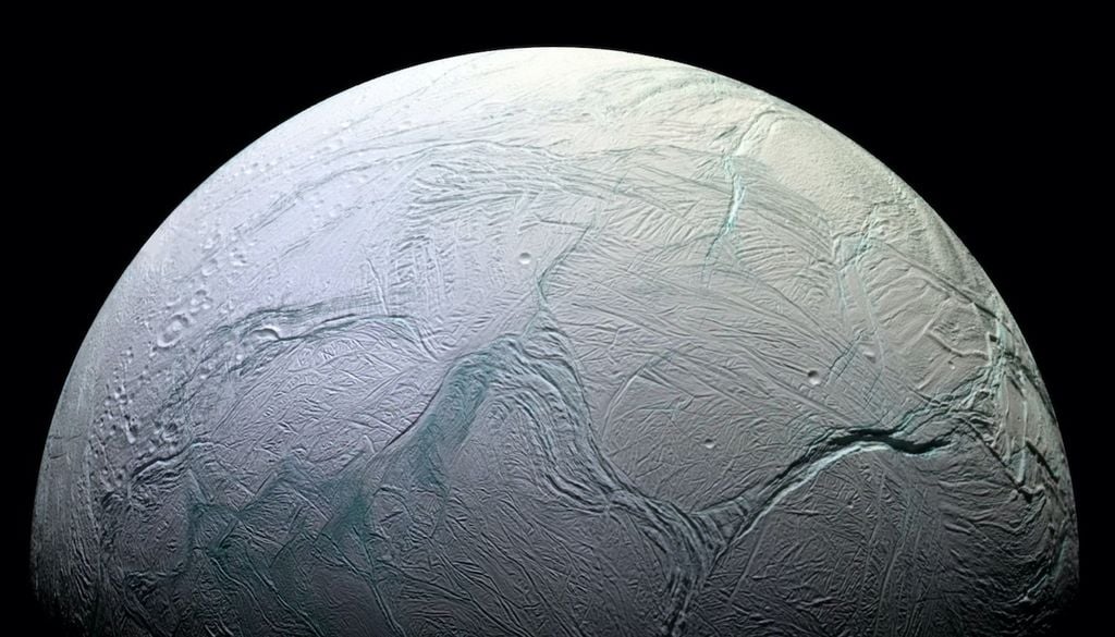 Encélado es la sexta luna más grande del planeta Saturno, se piensa que tiene un oceano bajo su superficie congelada.