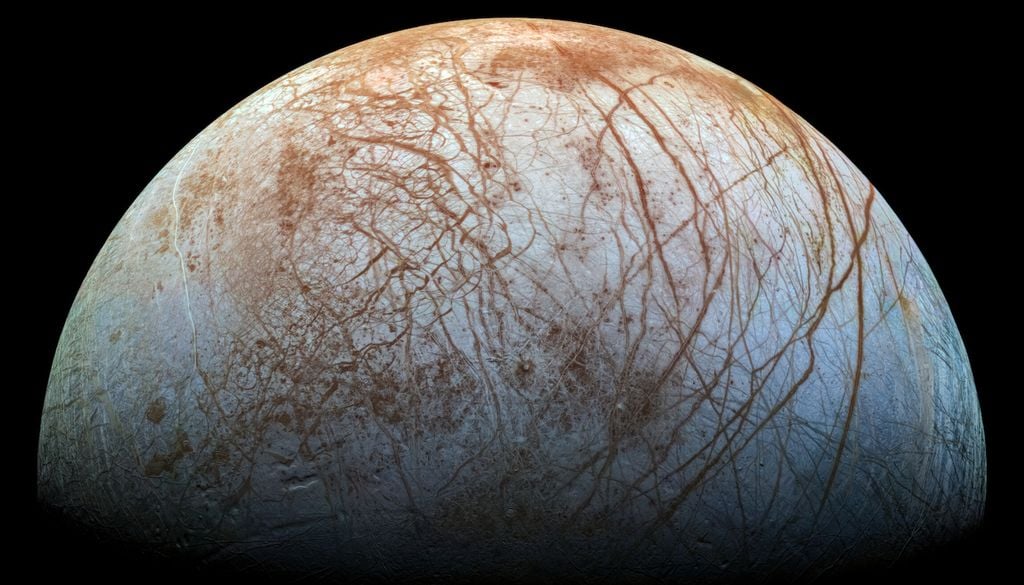 La luna Europa de Júpiter está a punto de ser analizada por la mision europa Clipper para buscar rastros de organismos vivos.