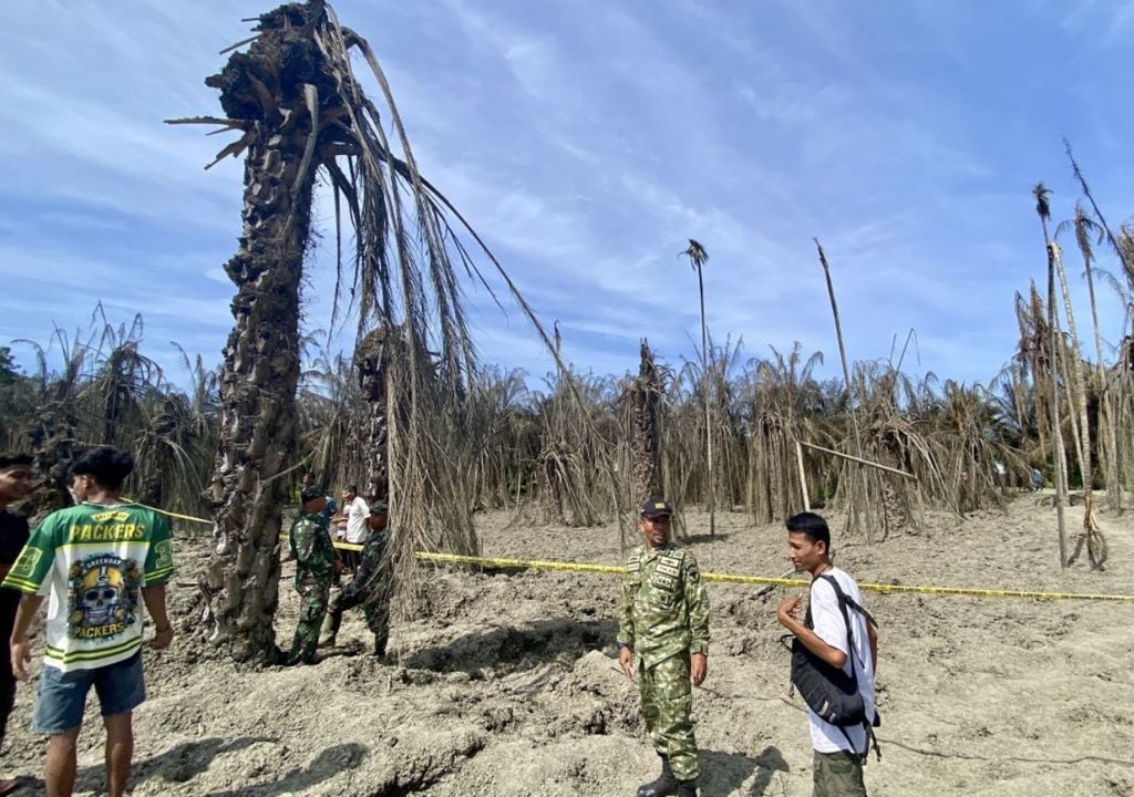 gas La zona afectada en Gampong Blang Rubek, en el distrito de Lhoksukon, quedó cubierta de barro y cenizas tras la violenta liberación subterránea. Foto: captura de X de @txtfrominstagrm.
