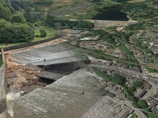 Una presa amenaza con arrasar un pueblo de Inglaterra