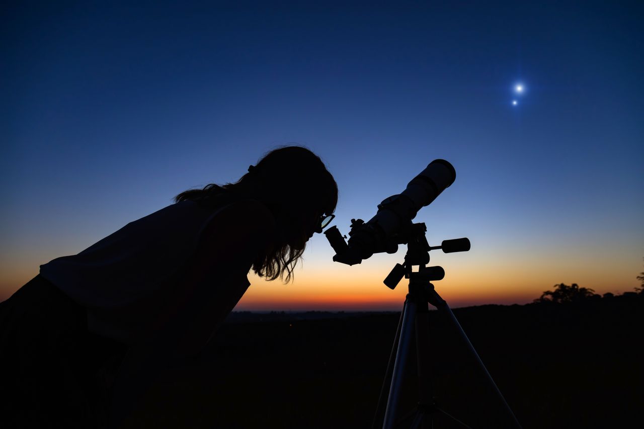 Encontrar una zona apartada de la contaminación lumínica y disponer de un telescopio o prismáticos puede revelarnos muchos detalles ocultos a simple vista.