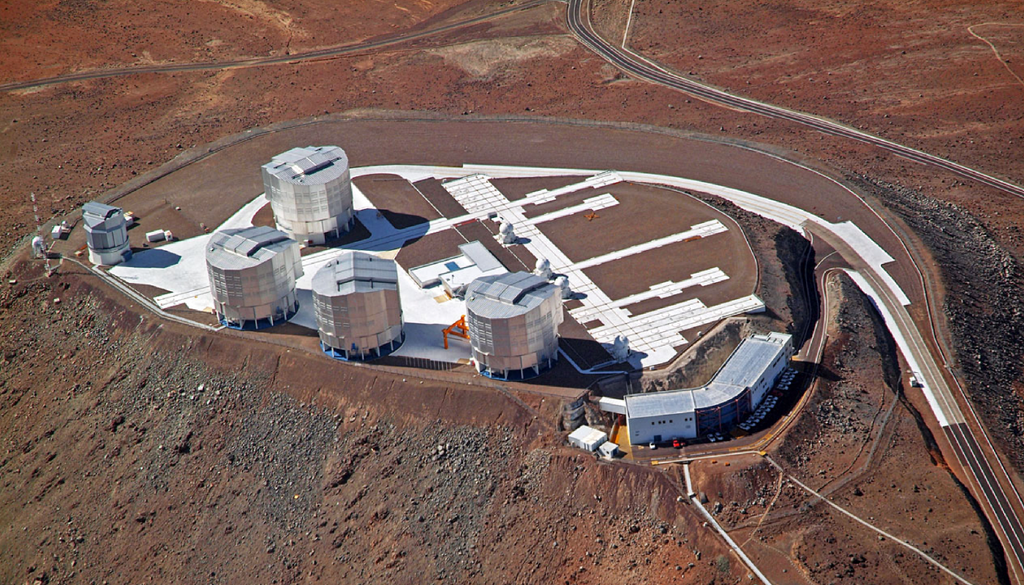 VLT Le quattro unità del telescopio VLT che operando in modalità interferometrica hanno permesso di scoprire S301 e seguirne l'orbita. Credit: ESO