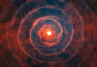 Una stella sta morendo disegnando in cielo una perfetta spirale archimedea: ricorda una girandola pirotecnica