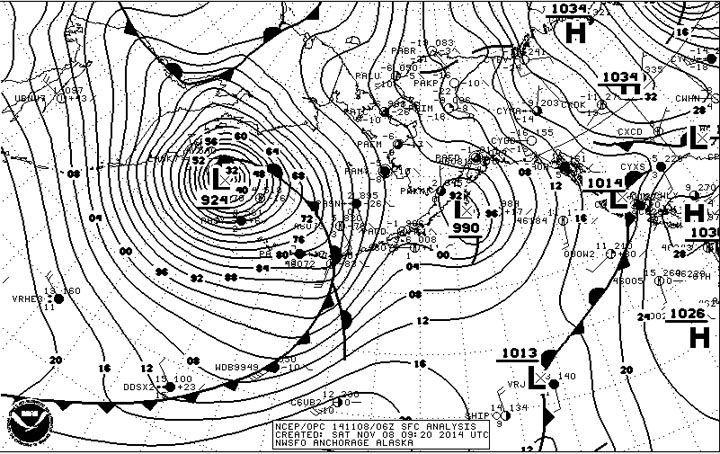 El mapa de superficie de 06Z del sábado, 08 de noviembre de 2014, donde se indica una presión central de 924 hPa, de la costa de Siberia en el mar de Bering. La presión más baja en realidad medida hasta el momento es 929,8 hPa a las 02Z por una boya a la deriva a 55,1 ° N, 170.7 ° E. Sorprendentemente, la presión en esta boya cayó 37,3 hPa en sólo 6 seis horas entre 16Z y 22Z el viernes, 07 de noviembre. Mapa del NWS-Anchorage.