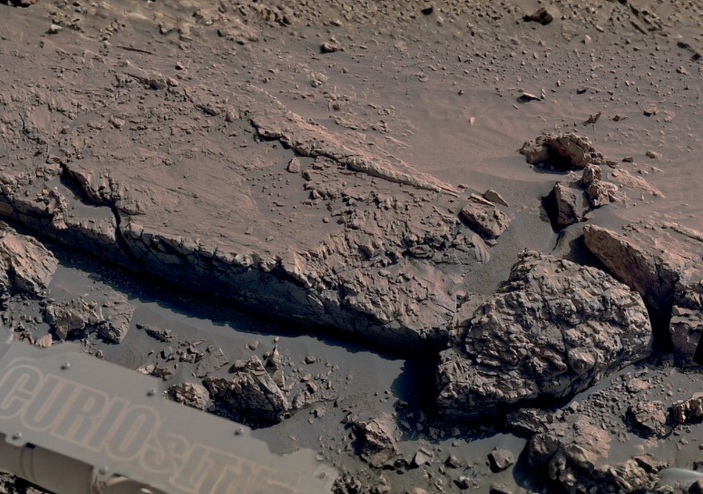El rover Curiosity de la NASA captó estas crestas rocosas en Marte, parte de las llamadas “estructuras de caja”, una red mineral que podría haberse formado por la circulación de agua subterránea hace miles de millones de años. Créditos: NASA / JPL-Caltech / MSSS.