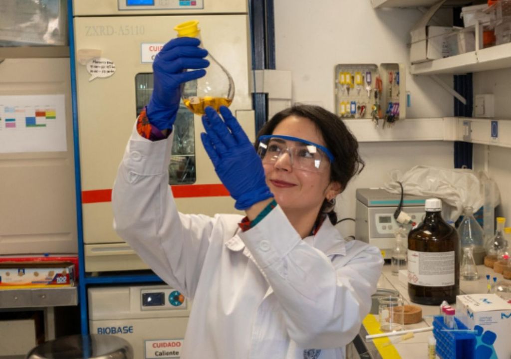 Francisca Durán La doctoranda de la UC obtuvo el reconocimiento por explicar cómo su test con nanopartículas puede diagnosticar a tiempo la rara y grave enfermedad Púrpura Trombótica Trombocitopénica. Créditos imagen: Visión Universitaria UC.