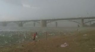 Una tormenta repentina en Novosibirsk y granizo severo