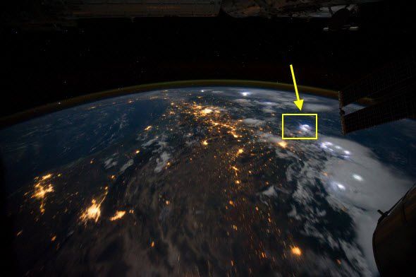 Una Vista Cercana De Tormentas Y Rayos Desde La Iss