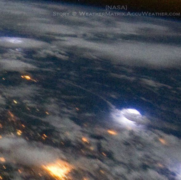 Una Vista Cercana De Tormentas Y Rayos Desde La Iss