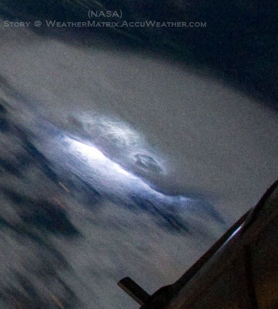 Una Vista Cercana De Tormentas Y Rayos Desde La Iss