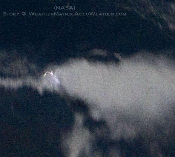 Una Vista Cercana De Tormentas Y Rayos Desde La Iss