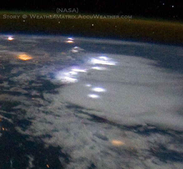 Una Vista Cercana De Tormentas Y Rayos Desde La Iss