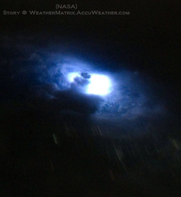 Una Vista Cercana De Tormentas Y Rayos Desde La Iss