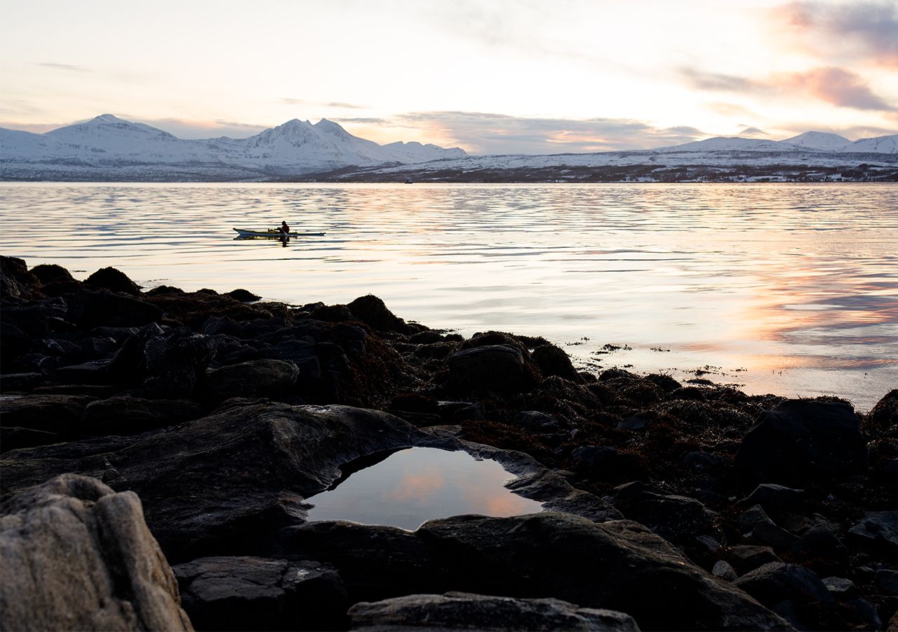 Por primera vez se ha desarrollado un término transdisciplinario, intercultural e internacional para la "identidad marina". Se espera que mejore la gestión marina y promueva la conservación. Fotografía tomada por Mazz Cummings en la playa de Telegrafbukta, Tromsø, Noruega