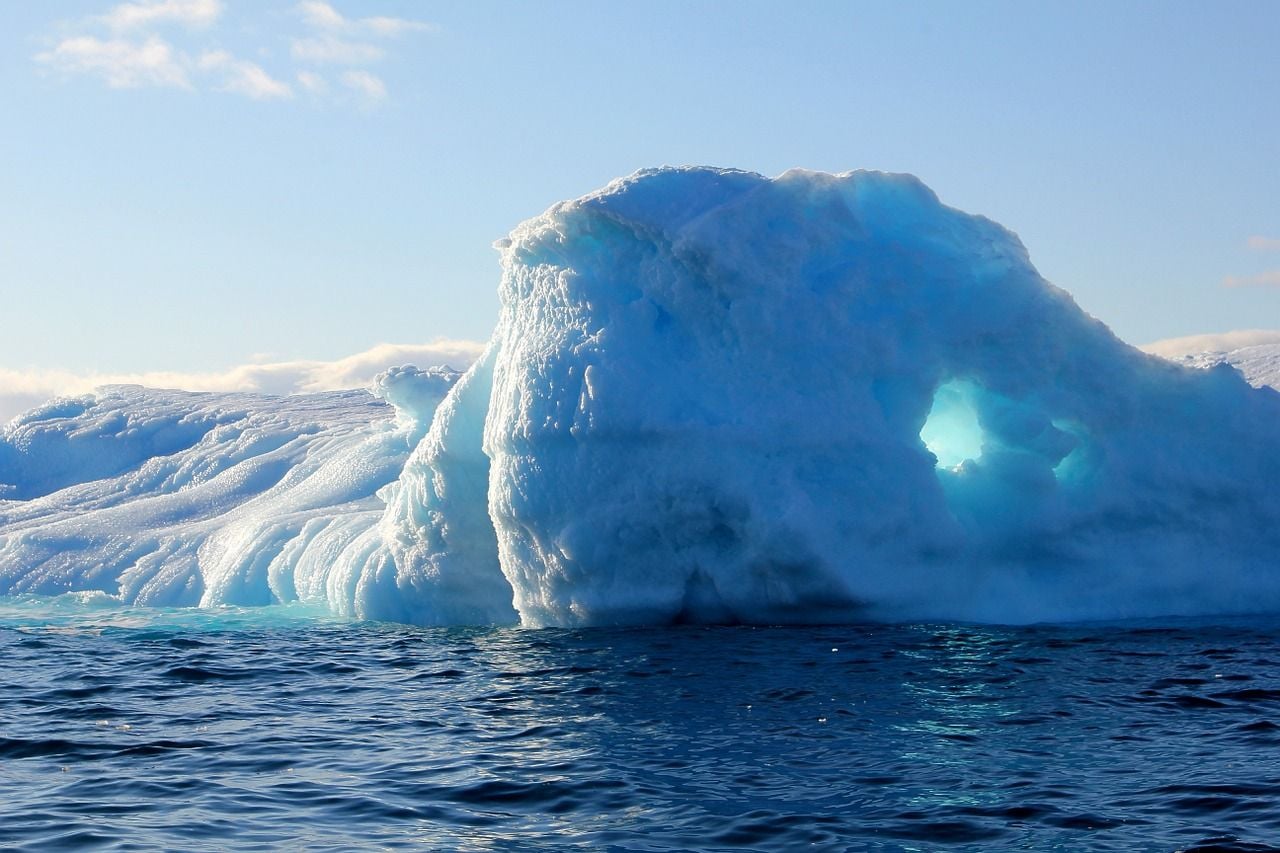 La fonte des glaces du Groenland et de l'Antarctique accélère la montée des océans.