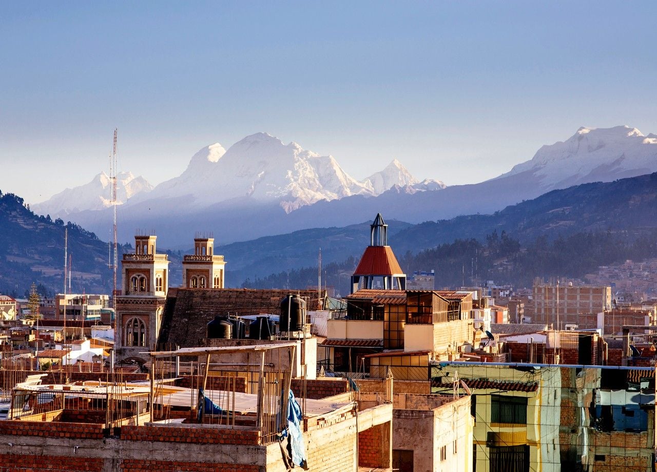 La ciudad de Huaraz está dominada por la Cordillera Blanca y sus numerosos glaciares, cuyo derretimiento se ha acelerado en los últimos años.