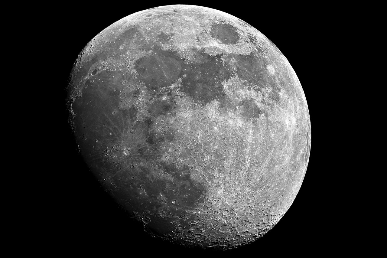 La Luna creciente gibosa presenta un gran porcentaje de su superficie visible desde la Tierra.