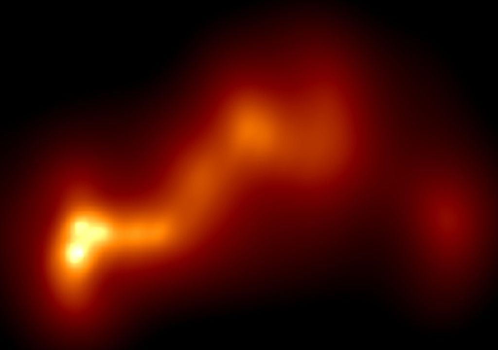 Eine neue Aufnahme von Galaxie OJ 287 enthüllt erstmals die scharf gekrümmte, bandförmige Struktur des Plasmajets, der aus ihrem Zentrum ausgestoßen wird.