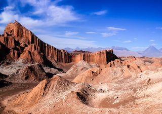 Immagini satellitari mostrano una enorme montagna di vestiti nel deserto cileno di Atacama