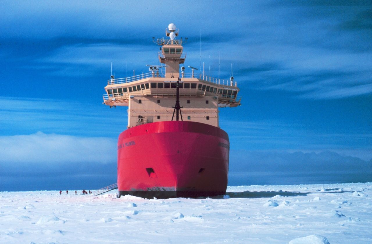Buque rompehielos Nathaniel B. Palmer en el hielo. El Nathaniel B. Palmer, el único rompehielos de investigación antártica estadounidense, verá rescindido su contrato de arrendamiento en octubre. (Crédito: Michael Van Woert, NOAA NESDIS, ORA vía Commons )
