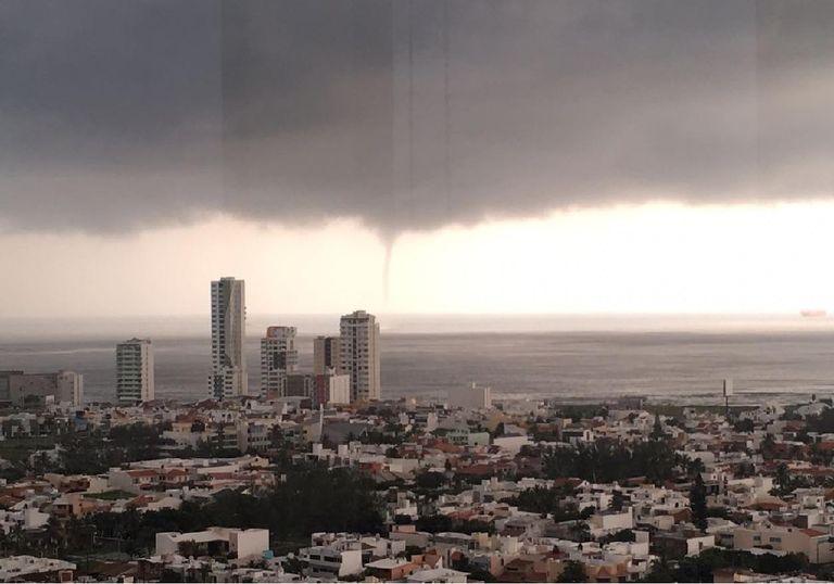 Tromba en el Puerto de Veracruz. Fotografía: El Dictamen Tromba en el Puerto de Veracruz. Fotografía: El Dictamen