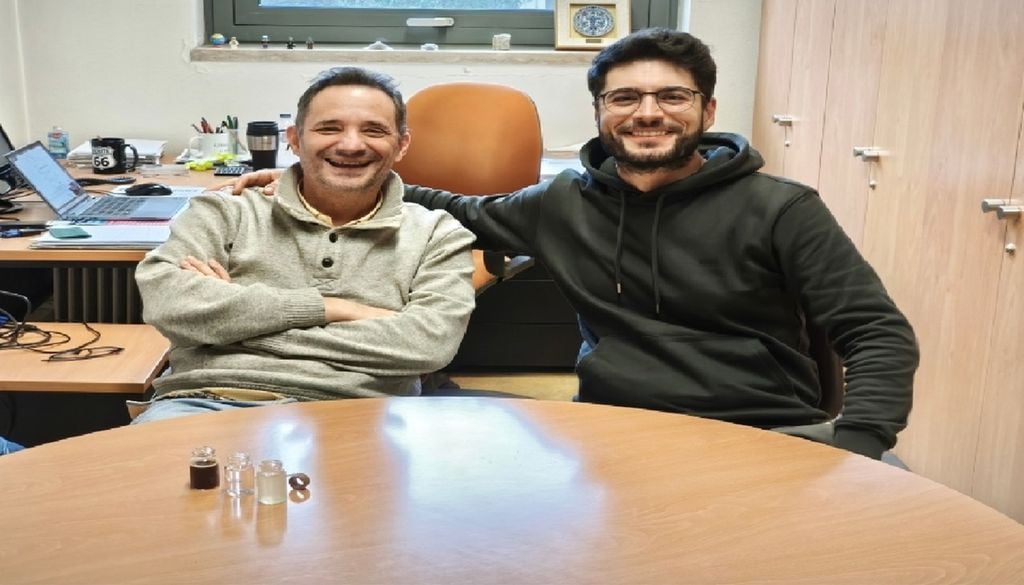 Ricardo Brito-Pereira (à direita) e Senentxu Lanceros-Mendez fazem parte da equipa da Universidade do Minho que desenvolveu o sensor. Foto: Universidade do Minho