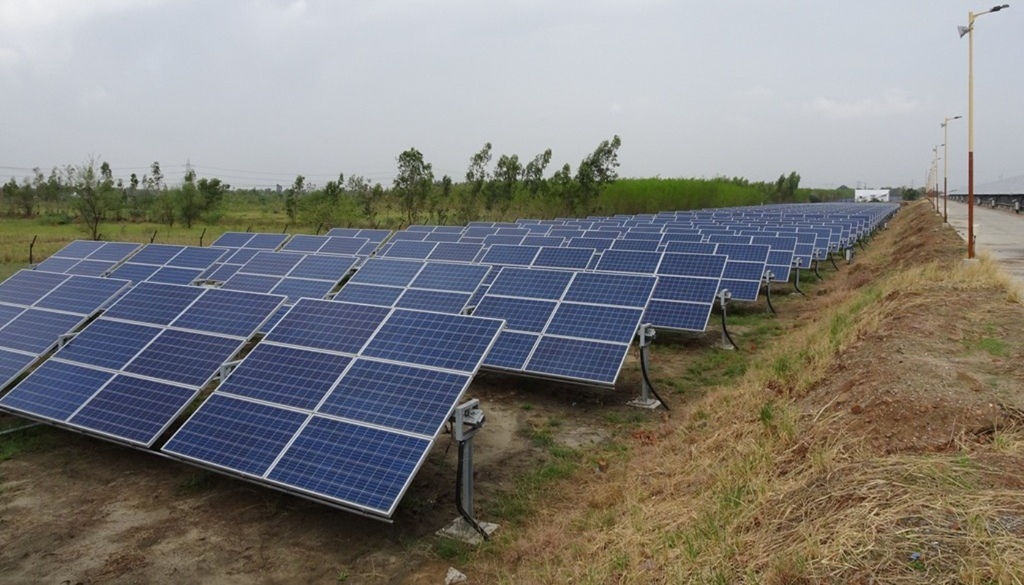 Sistema agrivoltaico que combina paneles solares sobre terrenos agrícolas para generar energía limpia, reducir el estrés hídrico de los cultivos y apoyar la producción de agua dulce, una estrategia clave frente a la sequía y el cambio climático en Chile.