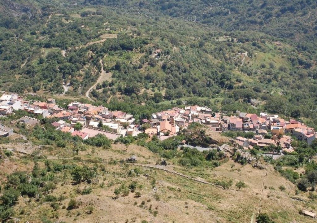 Foto dell'abitato di Roccafiorita durante il periodo estivo