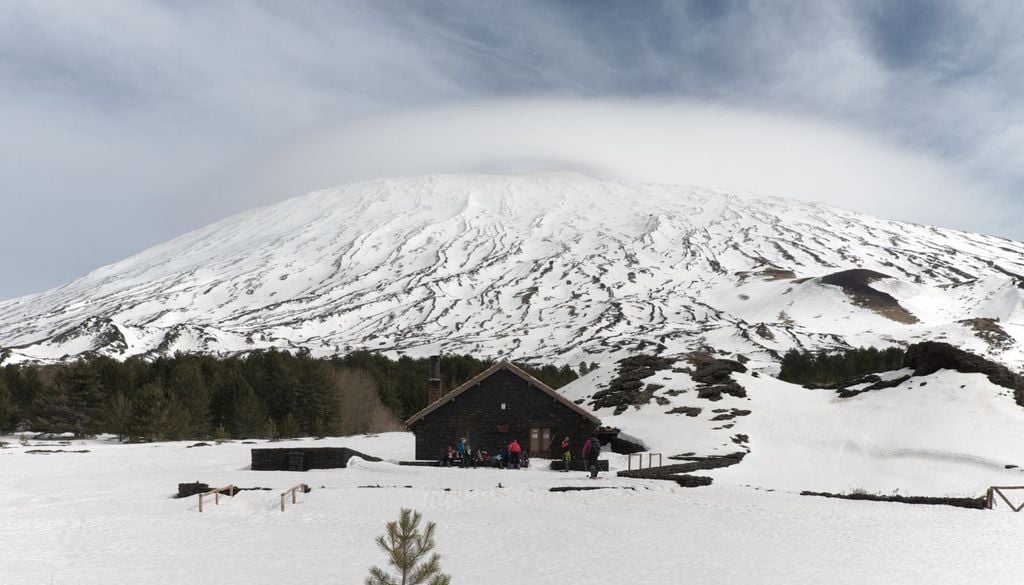 Dati alla mano, è emerso che l'Etna è alimentato da piccole quantità di magma già presenti nel mantello superiore, a circa 80 chilometri sotto la superficie.