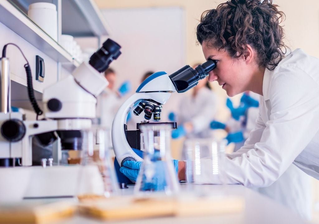 Científica en el laboratorio Científica en el laboratorio