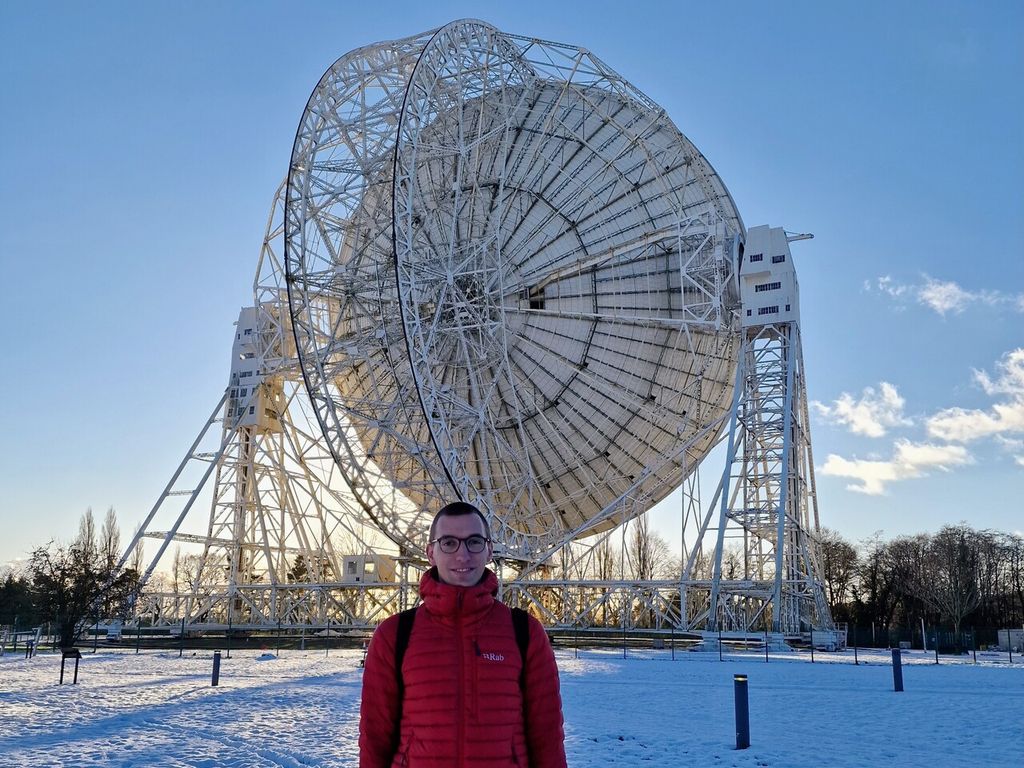 Der Bielefelder Wissenschaftler Lukas Böhme, Erstautor der Studie, vor dem Lovell-Teleskop im Jodrell-Bank-Radioobservatorium in England. Der Bielefelder Wissenschaftler Lukas Böhme, Erstautor der Studie, vor dem Lovell-Teleskop im Jodrell-Bank-Radioobservatorium in England.