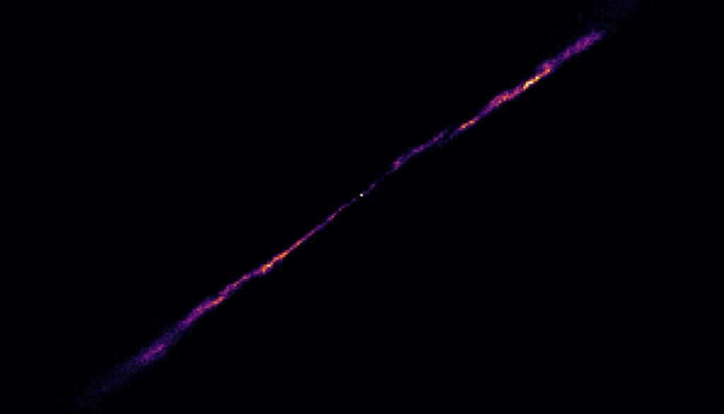 Die linienförmige Struktur ist die sichtbare Streuung des Pulsars PSR B1508+55, der sich im zentralen Pixel des Bildes befindet. Das unsichtbare interstellare Medium – das dünne Material zwischen den Sternen – erzeugt die Verzerrung. Aufnahme vom 4. bis 5. Dezember 2023. Die linienförmige Struktur ist die sichtbare Streuung des Pulsars PSR B1508+55, der sich im zentralen Pixel des Bildes befindet. Das unsichtbare interstellare Medium – das dünne Material zwischen den Sternen – erzeugt die Verzerrung. Aufnahme vom 4. bis 5. Dezember 2023. Bild: Sprenger et al., 2026/MPIfR