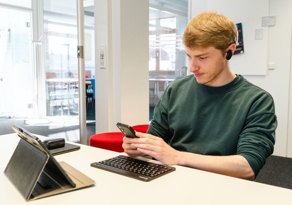 Tablet, Handy, Musik hören – alles parallel. So sieht der heutige Alltag bei vielen Menschen aus. Tablet, Handy, Musik hören – alles parallel. So sieht der heutige Alltag bei vielen Menschen aus. Bild: Hochschule Biberach