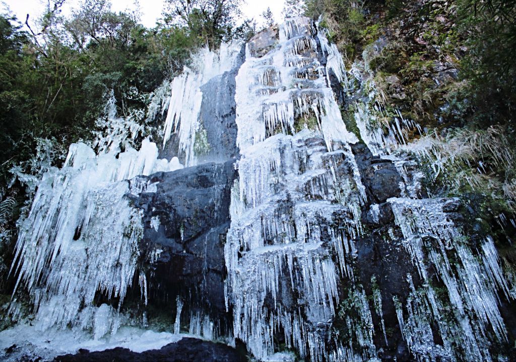 A cascata congelada, no alto do Morro das Torres. A cascata congelada, no alto do Morro das Torres.