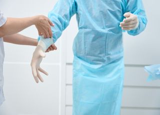 Va-t-on enfin pouvoir renoncer au plastique à usage unique à l'hôpital ? Un médecin australien relance l'espoir