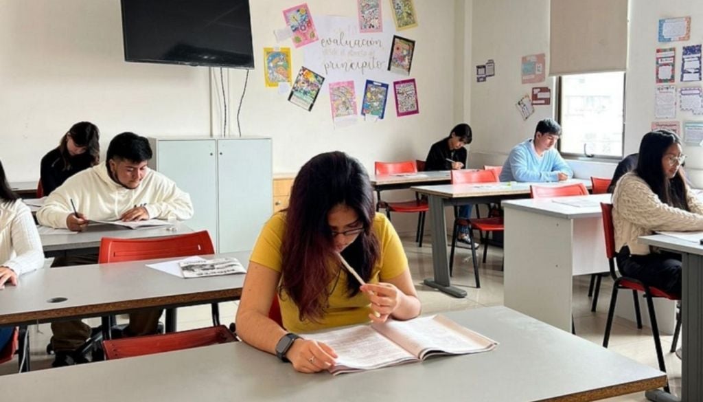 PAES Para que los egresados lleguen a la prueba sin la presión del cierre simultáneo de notas, el Mineduc estableció que terminen sus clases dos semanas antes. Créditos de la imagen: UNAP.