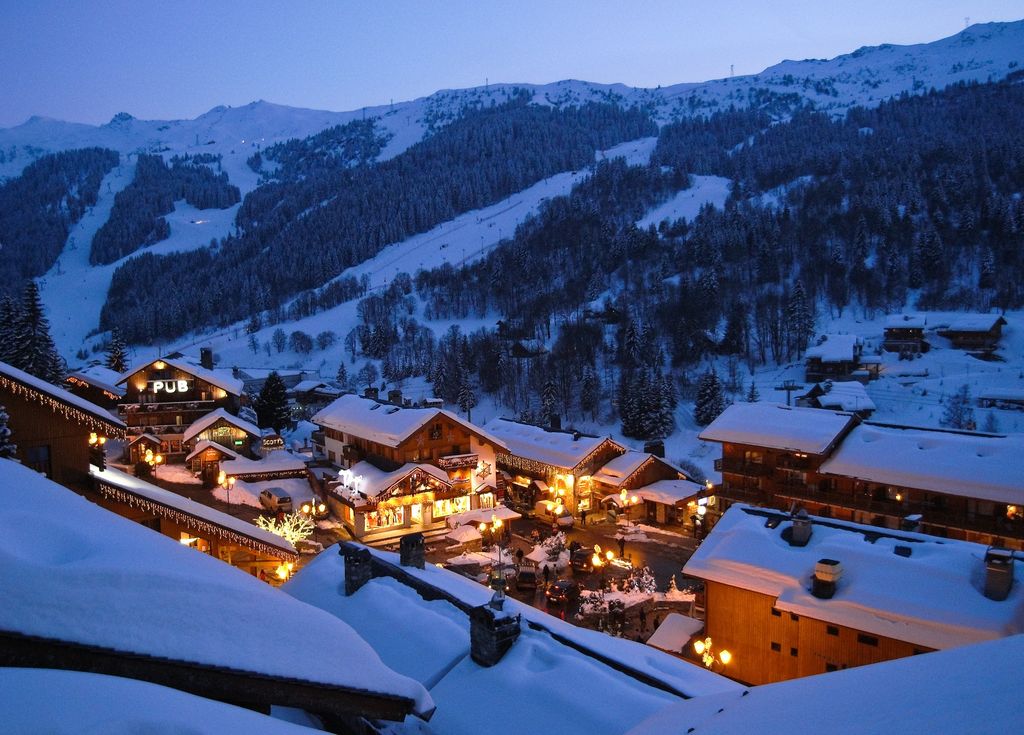 Petit village des Alpes sous la neige