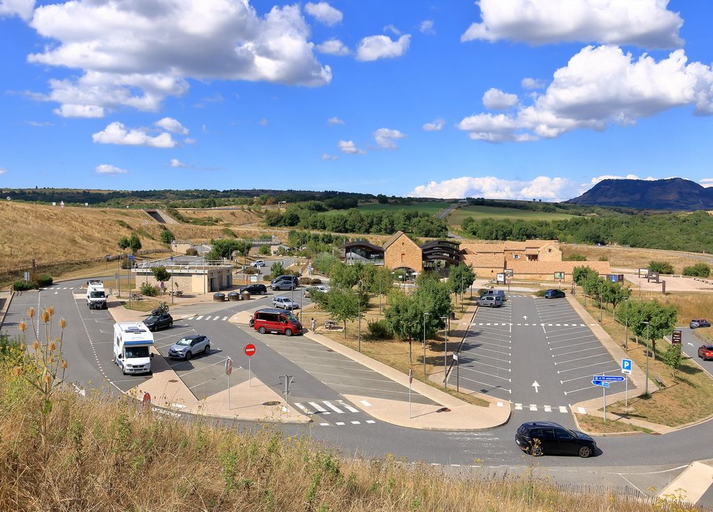 L'aire d'autoroute du viaduc de Millau, une aire dépaysante sur l'A75.
